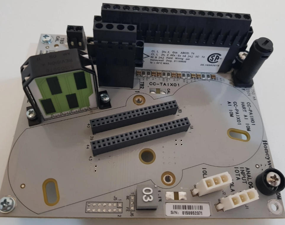 Honeywell CC-TAIM01 Analoog-invoermodule met 64 volledig geïsoleerde ingangen voor thermocouples en thermoresistors (-40 °C tot +70 °C)